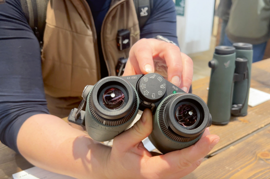 Binoklis var palīdzēt noteikt vairāk nekā 9000 putnu, tauriņu, spāru, zīdītāju un citu savvaļas dzīvnieku.