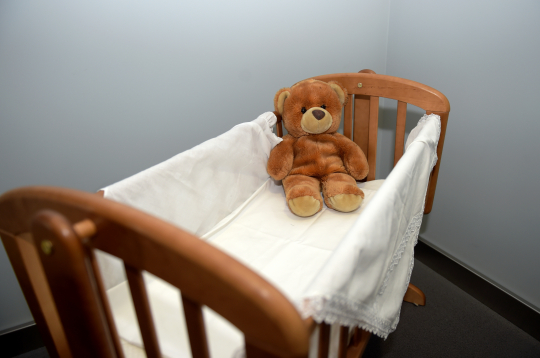 Tukša bērnu gultiņa.