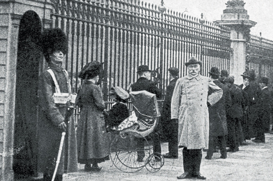 Zaglis un blēdis Vilhelms Foigts kļuva slavens kā Kēpenikas kapteinis. Attēlā: Vilhelms Foigts kapteiņa uniformā pie Bakingemas pils Londonā 1910. gada 19. martā.