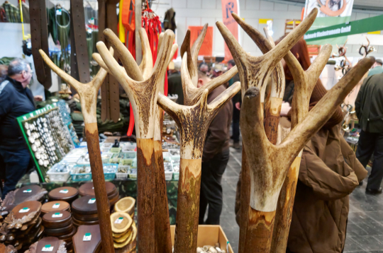 Izstādē pamanītie šaušanas atbalsti bez cilpas rokai.