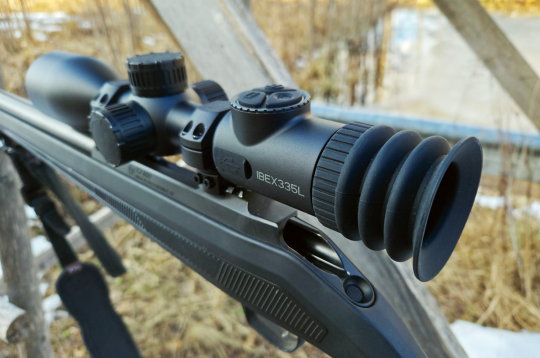 ThermTec IBEX335L ir ļoti kompakts un neliels tēmēklis.