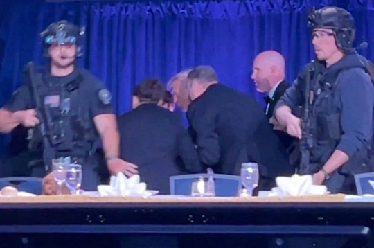 Iespējams atentāta mēģinājums pret Trampu.