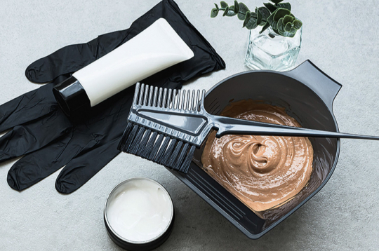 Veikalos pieejamās matu krāsas ir ērtas lietošanai, jo tajās jau sajaukti vairāki krāsu pigmenti.