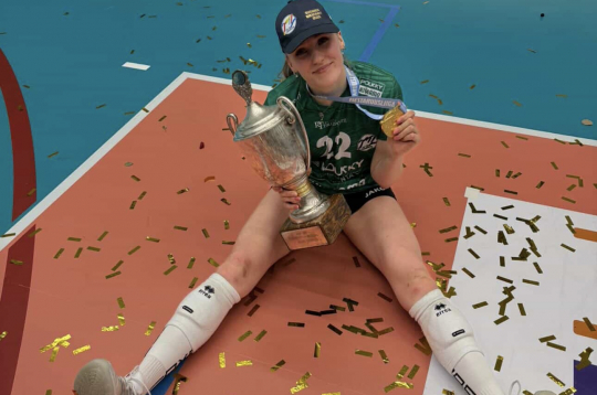 Latvijas izlases diagonālā spēlētāja Megija Dambrehte vakar Kūsamo "Polkky" rindās kļuva par Somijas meistarsacīkšu uzvarētāju, finālā pārspējot komandu, kurā viņa spēlēja pirms divām sezonām.