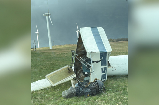 Nogāztā vēja turbīna.