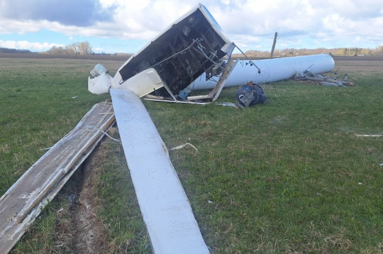 Nogāztā vēja turbīna.