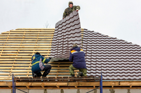 Lai droši pārvietotos pa jumtu, nepieciešamas jumta laipas.