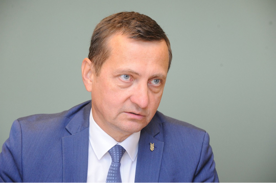 "Kokrūpniecībā attīstības tendence ir pozitīva, nozare investējusi lielus līdzekļus un pārmetumiem, ka vedam ārā tikai baļķus, jau sen vairs nav pamata. Arī papīrmalku mums vairs nevajadzētu eksportēt. No papīrmalkas varam ražot dažādas plātnes, ēku siltināšanas materiālus un citas lietas," domā zemkopības ministrs Armands Krauze.