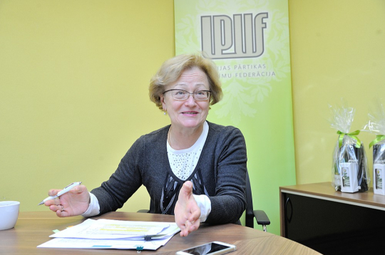 "Jo ciešāka būs uzņēmumu, tehnoloģiju izstrādātāju un zinātnieku sadarbība, jo vairāk varēsim runāt ne tikai par atkritumu samazināšanu vien, bet par jaunu pārtikas nozares uzņēmumu biznesa nišu un eksportspējīgu virzienu attīstību," norāda Latvijas Pārtikas uzņēmumu federācijas padomes priekšsēdētāja Ināra Šure.