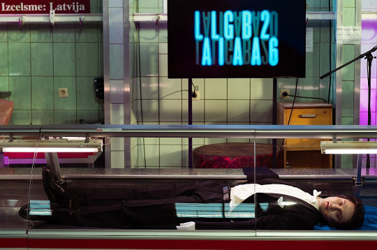 Rīgas Centrāltirgus Gaļas paviljonā Latvijas Literatūras gada balvas ceremonijas vadītājs Igors Šelegovskis bija iejuties Drakulas tēlā, savā uzrunā sakot, ka "jūs šo īpašo dienu esat nolēmuši svinēt pie manis vietā, kur sastopas dzīvība un nāve".