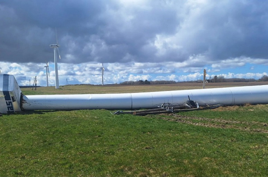 Turbīnas Bunkas pagastā uzstādītas pirms aptuveni 15 gadiem, vienai no tām nav izturējis balsts, un tā nogāzās.