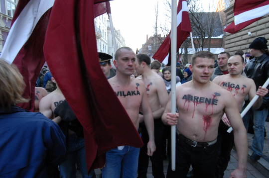 “Visu Latvijai” jauniešu pikets pie Saeimas 2007. gada 8. februārī Raivja Dzintara vadībā. 