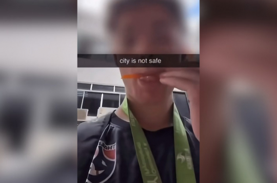 Didjē Gaspāra Ouena Maksimiljēna uzņemtais video, kur viņš nolaiza dzēriena salmiņu.