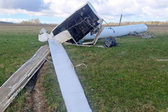Vakar kritušo turbīnu jau apstrādājuši zagļi. Nozagts galvenais ģenerators, kā arī krāsainā metāla daļas. Zādzība, visticamāk, notikusi naktī.