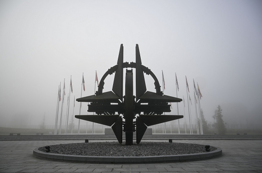 NATO simbols pie ieejas alianses galvenajā mītnē Briselē tinies miglā. Nav noslēpums, ka organizācija šobrīd piedzīvo krīzi, kas prasa pārmaiņas.