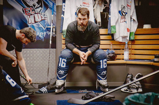 Kaspars Daugaviņš Vācijas otrās bundeslīgas kluba Kaseles "Huskies" ģērbtuvē. Lai gan došanos uz Vāciju viņš nenožēlo, hokeju izbaudīt viņam tur īsti nav izdevies.