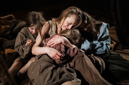 Laura Siliņa Aijas lomā kopā ar meitenēm – (no kreisās) Elzu Kristbergu (Zentu), Amandu Livdāni (Rūtu), Amēliju Lukašēviču (Māru).