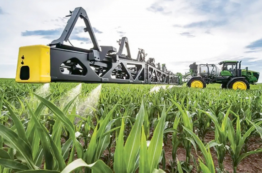 'John Deere' jaunais smidzinātājs.
