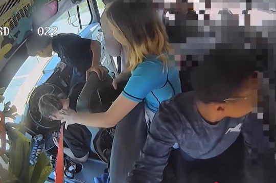 Bērni autobusā.