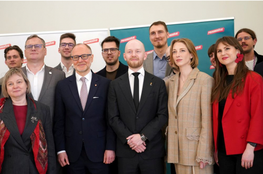 Partijas "Progresīvie" pārstāvji - Saeimas deputāte Jana Simanovska (no kreisās), Rīgas domes priekšsēdētājs Viesturs Kleinbergs, aizsardzības ministrs Andris Sprūds, premjera amata kandidāts, Saeimas deputāts Andris Šuvajevs, kultūras minister Agnese Lāce un Saeimas deputāte Leila Rasima.