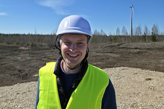 "Līdz ar atjaunīgo energoresursu tehnoloģiju attīstību elektroenerģijas ieguves jomā mums ir iespēja sevi pilnībā nodrošināt un nākotnē enerģiju arī eksportēt," uzskata Edgars Groza, kompetences stiprināšanas programmas "Nākotnes enerģētikas līderi Latvijā" vadības grupas priekšsēdētājs.