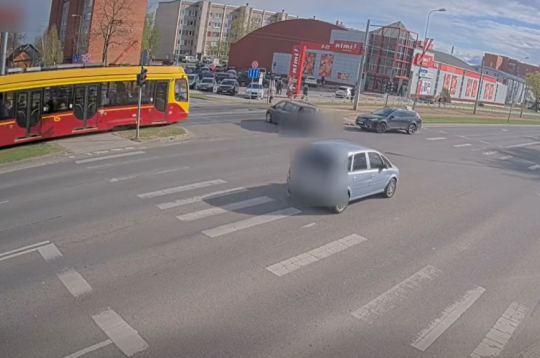 Mirklis pirms auto sadursmes ar tramvaju.