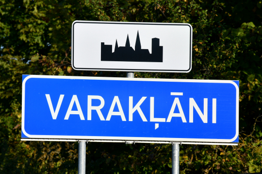 Vietas norādes ceļa zīme —Varakļāni.