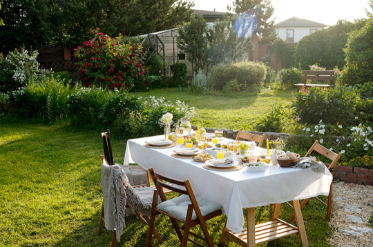Svētku galds dārzā.