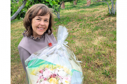 Mājražotāja Anita Zagorska prot no zefīra uzburt puķu pušķus.
