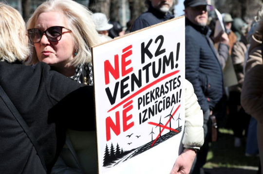 Iepretim Ministru kabineta ēkai notiek pikets pret trīs vēja parku būvniecību.