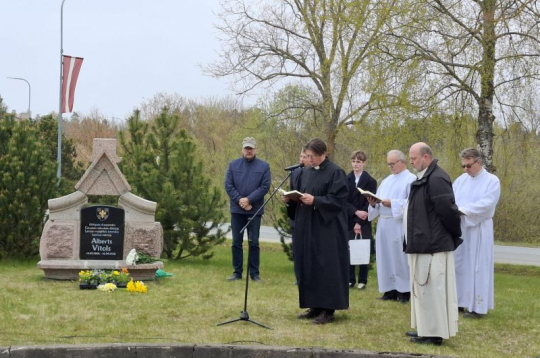30. aprīlī pie jaunās Cesvaines vidusskolas atklāta piemiņas vieta šīs skolas dibinātājam mācītājam Albertam Vītolam.