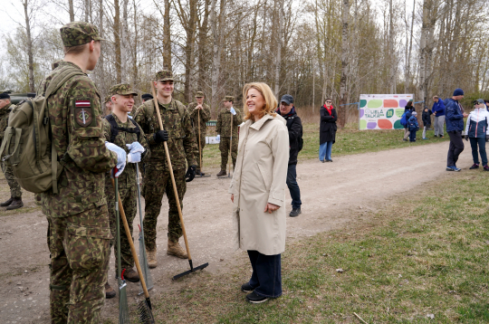 Ministru prezidente Evika Siliņa (no labās) piedalās Lielajā talkā Grāpju pussalā.