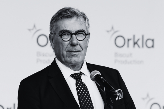 "Orkla" lielākais akcionārs Šteins Eriks Hāgens piedalās pārtikas uzņēmuma "Orkla Latvija" cepumu un vafeļu ražotnes atklāšanas pasākumā Ādažos.