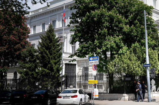 Policijas patruļa pie Krievijas vēstniecības centrālās ēkas Vīnes Reiznerštrāsē 4. maijā. Uzskata, ka Krievijas vēstniecība Austrijā šobrīd ir nozīmīgākais krievu izlūkdienestu centrs Eiropā.
