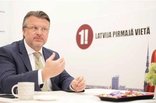 Aināram Šleseram ir daži visās vēlēšanās izmantoti paņēmieni. Piemēram, pāris vēlētājiem pievilcīgus vēstījumus viņš atkārto neskaitāmas reizes.