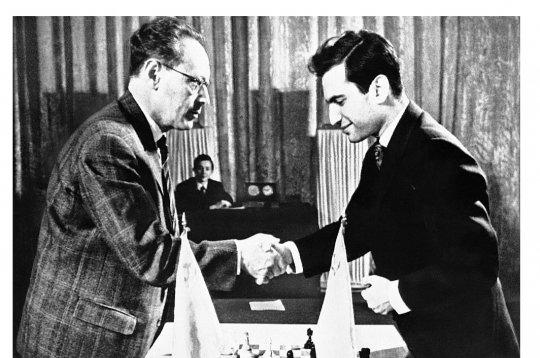 Divi Mihaili – Botviņņiks (no kreisās) un Tāls – 1961. gada pasaules čempiona titula revanša mačā Maskavā. Gadu iepriekš rīdzinieks Tāls ar izcilu sniegumu gāza Botviņņiku no pasaules čempiona torņa, kļūdams par visu laiku jaunāko pasaules čempionu šahā.