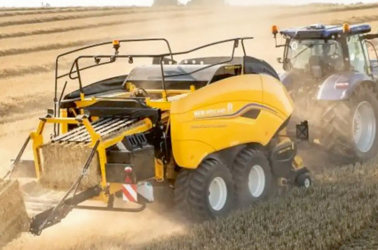 'New Holland BigBaler Plus' agregāts.