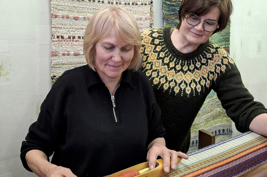 Pirmās iemaņas aušanā Daigai šajā prasmē sniedza kolektīva vadītāja Ginta Kaminska. 