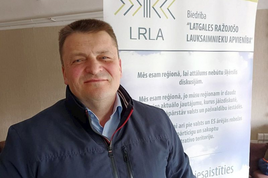 "Pēc liniem labāk aug arī kvieši. Līdz ar to eļļas lini būtu vēl viens kultūraugs, kas integrēts saimnieciskajā darbībā. Arī loģistikas izmaksas Latgalei ar šo kultūru ir krietni pievilcīgākas nekā, piemēram, kviešiem," pieredzē dalās Aivars Bernāns, biedrības "Latgales ražojošo lauksaimnieku apvienība" valdes priekšsēdētājs un zemnieku saimniecības "Zelmeņi" īpašnieks.
