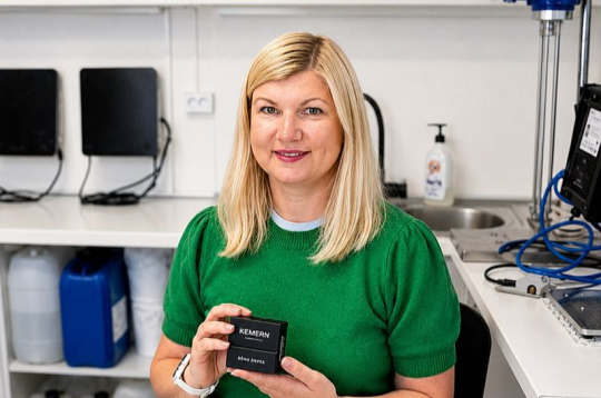 "Mūsu uzņēmuma ambīcijas ir lielas, strādāsim pie jauniem produktiem un zīmola atpazīstamības gan vietējā tirgū, gan ārpus mūsu valsts robežām," saka uzņēmuma "Kemern Cosmetics" dibinātāja un zīmola radītāja Mairita Čuda.