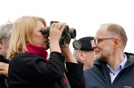 Ministru prezidente Evika Siliņa un aizsardzības ministrs Andris Sprūds piedalās visaptverošas valsts aizsardzības mācību "Namejs 2024"