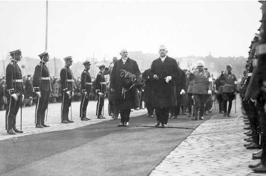 J. Čakste un L. K. Rēlanders pieņem godasardzi Helsinkos.