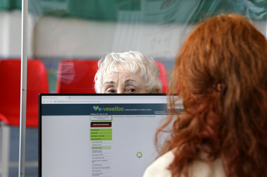 Ne visi Latvijas iedzīvotāji ir tik apķērīgi, ka apguvuši datorprasmes, un ne visiem ir dators. Daļa dod priekšroku nosūtījumiem papīra formātā, jo tas rada lielāku drošības sajūtu nekā pa tīkliem aizsūtītais.