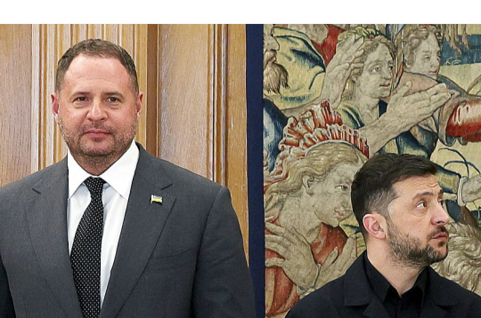 Ukrainas prezidents Volodimirs Zelenskis pērn atlaida sava biroja ietekmīgo vadītāju Andriju Jermaku (pa kreisi) tikai tad, kad aizdomas par viņa iespējamajām saitēm ar naudas atmazgāšanas grupējumu vairs nebija noliedzamas. Jermaks un Zelenskis 2025. gada novembrī vizītē Madridē.