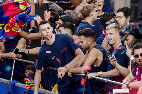 "Barcelona" klubs čempionu parādi plaši atspoguļoja sociālajos tīklos, bet nevienā fotogrāfijā nebija redzams 18 gadus vecais Lamins Jamals ar diskutabli vērtēto Palestīnas karogu, kas nozīmē, ka klubs nevēlas pievienoties savas zvaigznes paustajai politiskajai pozīcijai.