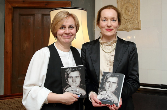 Darba "Andrejs Lihtenbergs. Un neņem līdzi neko ..." autore Lāsma Gaitniece (no labās) kopā ar izdevniecības "Latvijas Mediji" grāmatas projekta vadītāju Kristīni Kirkilu.