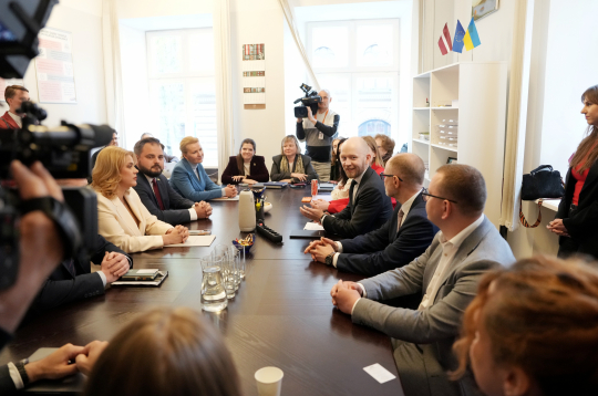 Partijas "Progresīvie" Saeimas frakcijas deputātu tikšanās ar Ministru prezidenti un virzīto aizsardzības ministra amata kandidātu Saeimas frakcijas telpās, lai pārrunātu turpmāko darbu koalīcijā. Partijas "Progresīvie" Saeimas frakcijas deputātu tikšanās ar Ministru prezidenti un virzīto aizsardzības ministra amata kandidātu Saeimas frakcijas telpās, lai pārrunātu turpmāko darbu koalīcijā.