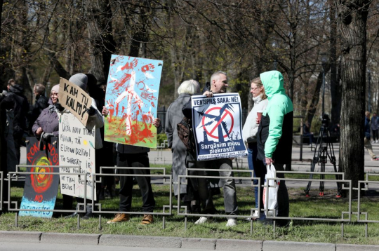 Pikets pret trīs vēja parku būvniecību iepretim Ministru kabineta ēkai 2026. gada 28. aprīlī.