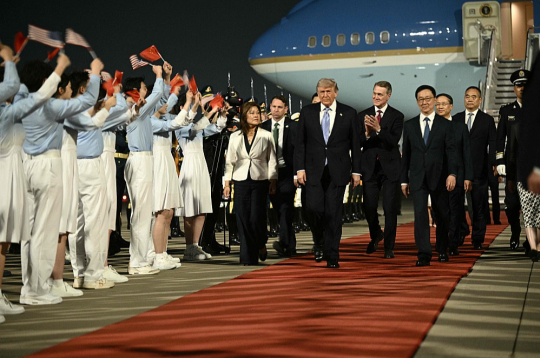 ASV prezidentu Donaldu Trampu trešdien Pekinas lidostā sagaidīja gan Ķīnas amatpersonas, gan arī ķīniešu jaunieši.