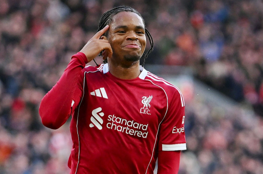 Liverpūles futbola kluba uzlecošā zvaigzne, vien 17 gadus vecais Rio Ngumoā, jau savā pirmajā sezonā ir iemantojis milzu popularitāti līdzjutēju vidū.